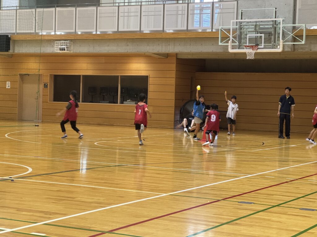子どもたちがイバ鬼合戦を楽しむ様子