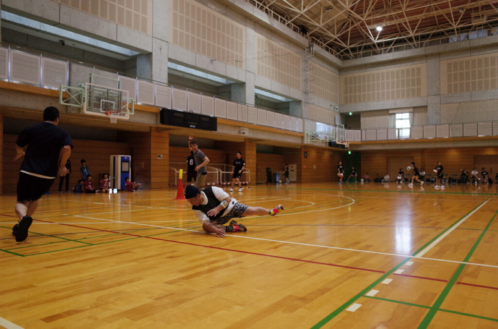 大人も本気で参加する様子